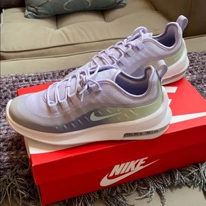 Nike women’s air max axis premium NWT size 7